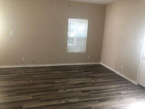 7811 Kingsbury Wood in San Antonio, TX - Building Photo - Building Photo