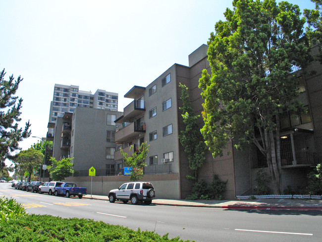 Lakeview Towers Apartments in Oakland, CA - Building Photo - Building Photo