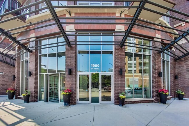 1000 W Adams St in Chicago, IL - Building Photo - Building Photo
