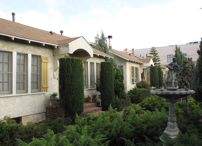 2435 Mohawk St in Pasadena, CA - Foto de edificio - Building Photo