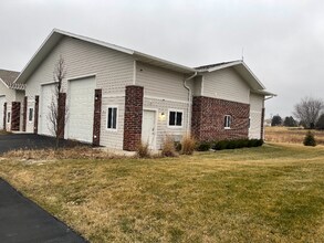 363 E Oak St in Oak Creek, WI - Building Photo - Building Photo