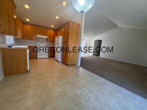 6049 Pine Ridge Pl in Eugene, OR - Building Photo - Building Photo