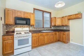 13 E 52nd St in Bayonne, NJ - Foto de edificio - Building Photo