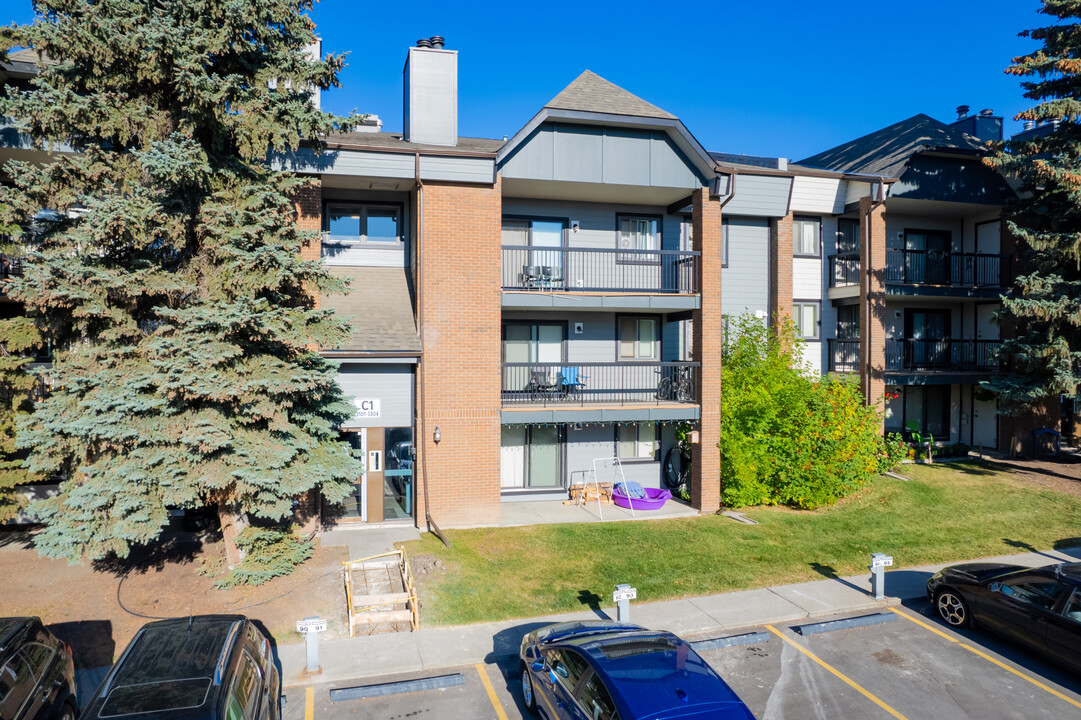 Coachman House in Calgary, AB - Building Photo