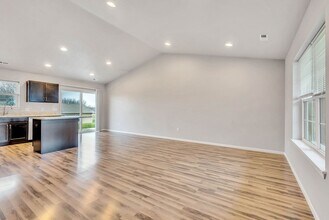 5482 Summerland Drive in Waterloo, IA - Building Photo - Building Photo