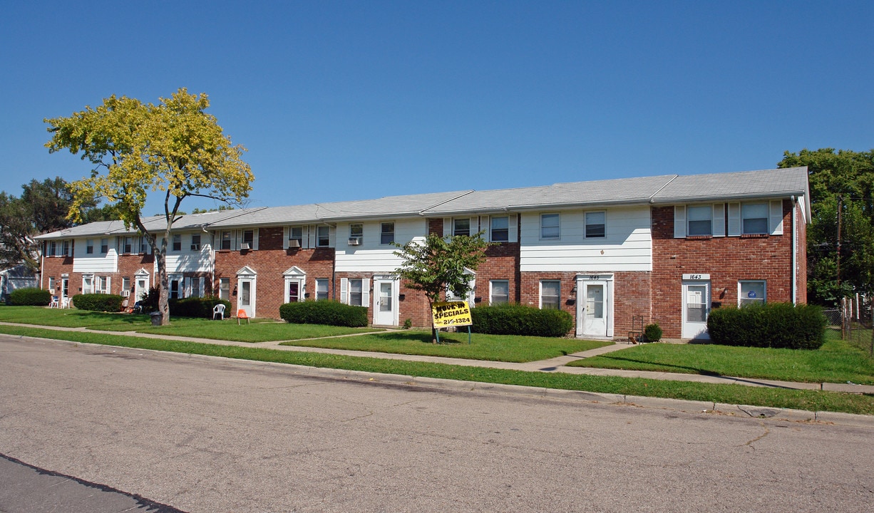 1643 Miami Chapel Rd in Dayton, OH - Building Photo