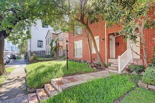 315 W Saulnier St in Houston, TX - Building Photo
