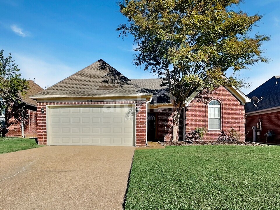 1406 Siskin Dr in Cordova, TN - Foto de edificio