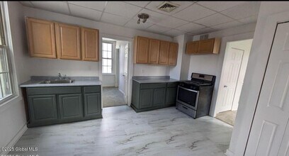 7 Grove St in Waterford, NY - Building Photo - Building Photo