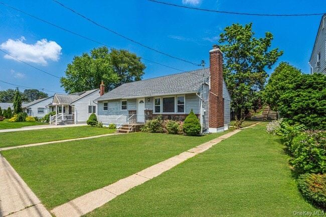 19 Dakota St in Hicksville, NY - Building Photo - Building Photo