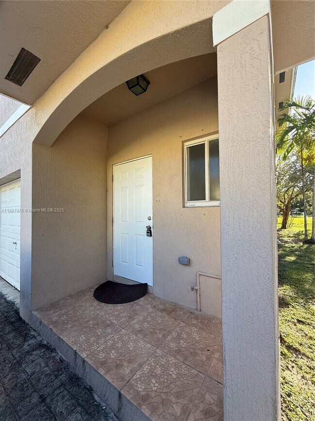 1540 NW 45th St in Pompano Beach, FL - Foto de edificio - Building Photo