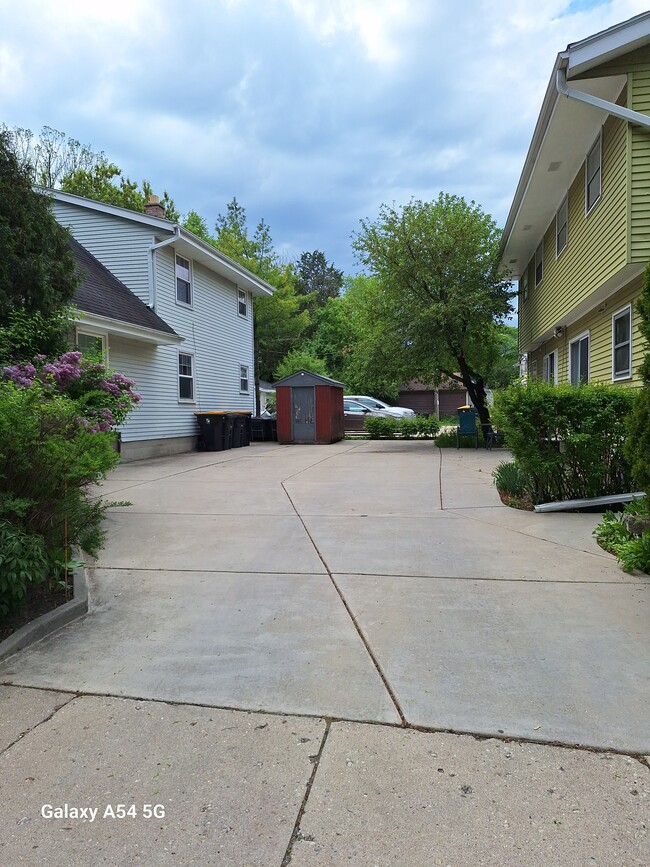 6405 Milwaukee Ave in Wauwatosa, WI - Building Photo - Building Photo