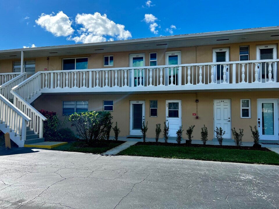 2222 NE 1st Way in Boynton Beach, FL - Building Photo