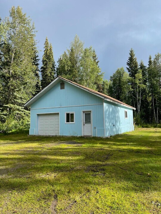 6442 Richardson Hwy in Salcha, AK - Building Photo