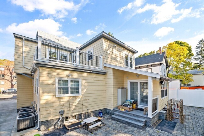 205 Mountain Ave, Unit 2 in Malden, MA - Foto de edificio - Building Photo