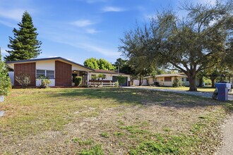 5601 Forest Hills Dr in Holiday, FL - Foto de edificio - Building Photo