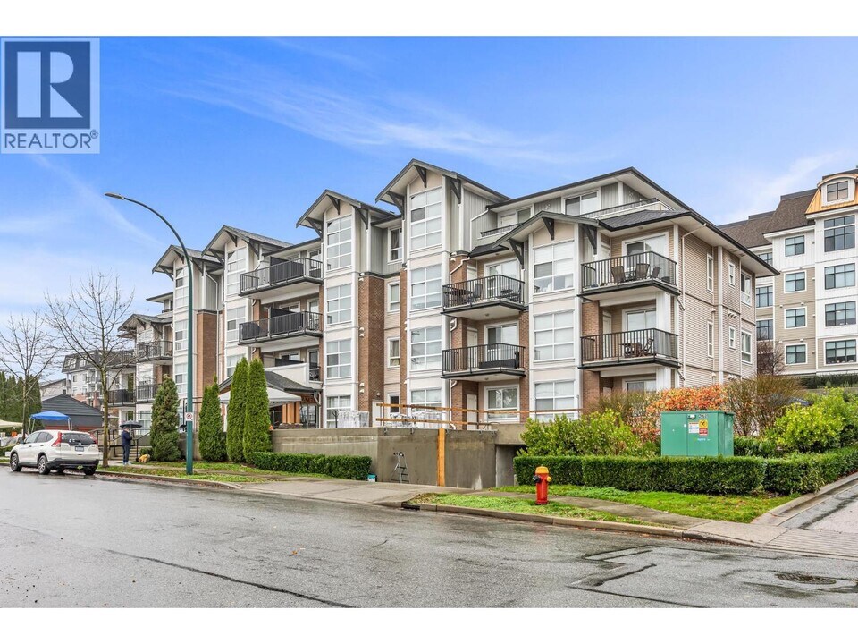 827 Roderick Ave in Coquitlam, BC - Building Photo