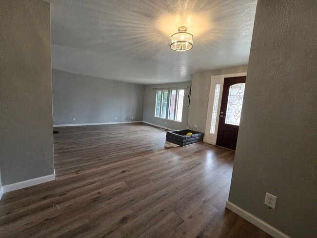 3031 S Oak Park St in Visalia, CA - Building Photo - Building Photo