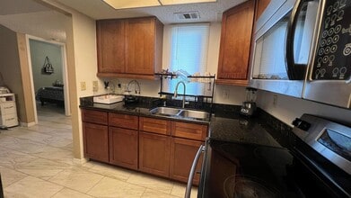 1524 SE Royal Green Cir, Unit 101 in Port St. Lucie, FL - Foto de edificio - Building Photo