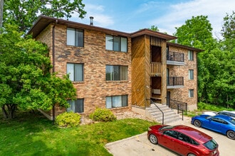 Forest Ridge Apartments in Cedar Rapids, IA - Foto de edificio - Building Photo