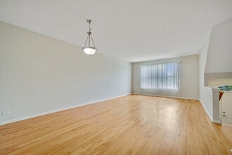 111 Creekbend Ct in Mount Prospect, IL - Building Photo - Building Photo