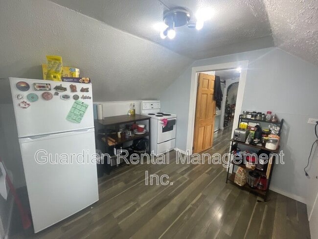 216 Ontario St in Thunder Bay, ON - Building Photo - Building Photo