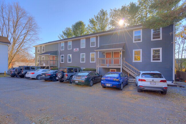 208 Wharton St in Blacksburg, VA - Foto de edificio - Building Photo