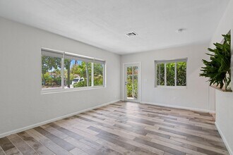 1120 N Palmway in Lake Worth Beach, FL - Building Photo - Building Photo