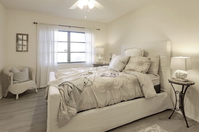 Courtyards at Miami Lakes in Miami Lakes, FL - Foto de edificio - Interior Photo