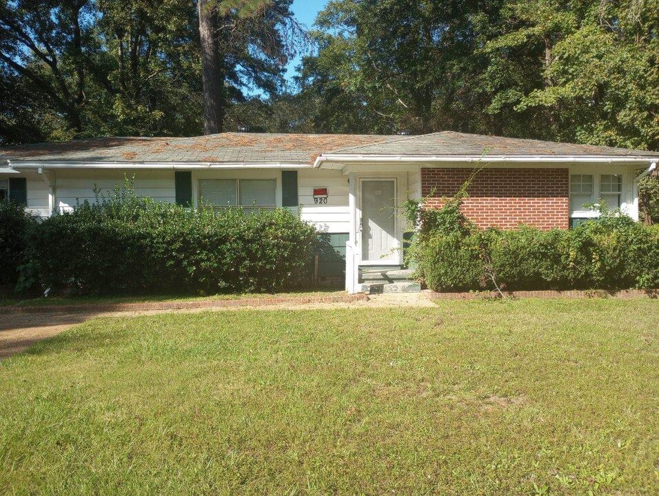 920 Woody Dr in Jackson, MS - Building Photo