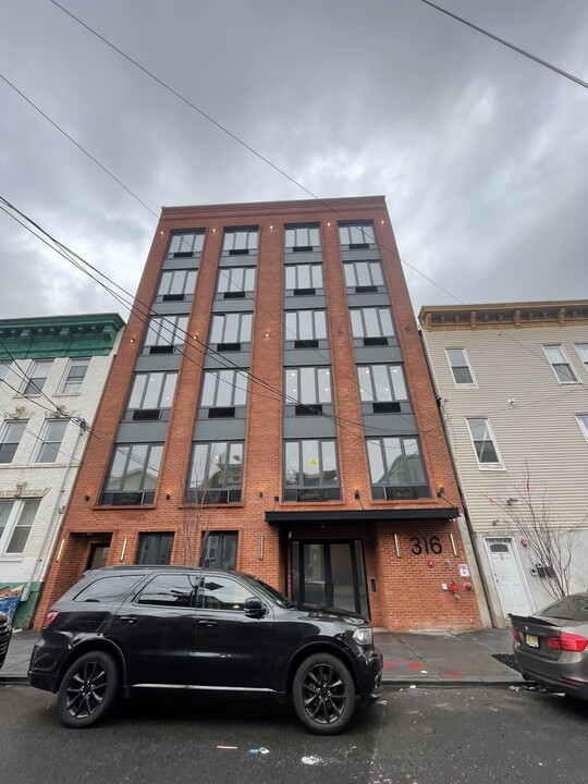 316 Forrest St, Unit 101 in Jersey City, NJ - Building Photo