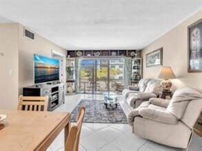 3020 NE 16th Ave, Unit 204 in Oakland Park, FL - Foto de edificio - Building Photo