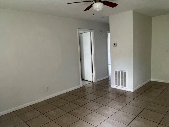 5630 NW 15th St, Unit 1 in Lauderhill, FL - Building Photo - Building Photo