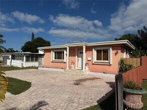 2435 Wilson St in Hollywood, FL - Building Photo - Building Photo