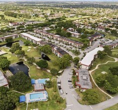 300 S Hollybrook Dr in Pembroke Pines, FL - Building Photo - Building Photo