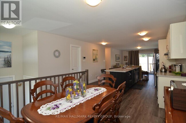 8009 Jeanne D'Arc Blvd N in Ottawa, ON - Building Photo - Building Photo