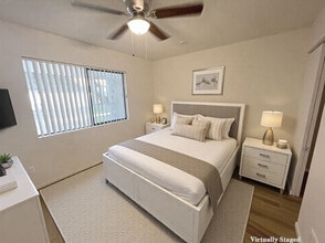 749 E Montebello Ave, Unit 130 in Phoenix, AZ - Foto de edificio - Building Photo