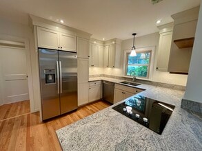 5 Pleasant St in Stonington, CT - Building Photo - Building Photo