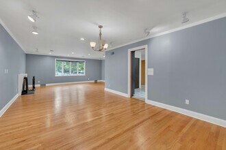 370 Holland Ln in Englewood, NJ - Building Photo - Building Photo