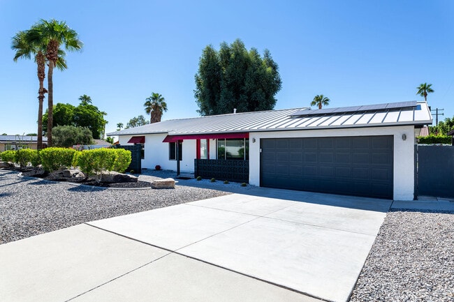 3085 E Via Escuela in Palm Springs, CA - Building Photo - Building Photo