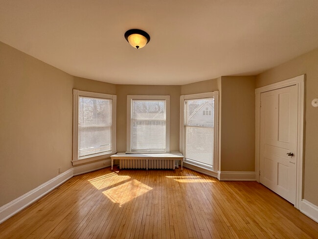 2216 E Ivanhoe Pl, Unit 2 in Milwaukee, WI - Foto de edificio - Building Photo