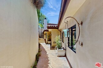 3311 Deronda Dr in Los Angeles, CA - Building Photo - Building Photo
