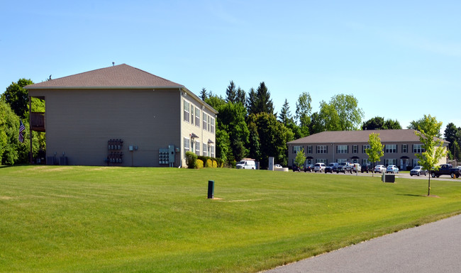 Clover Crossing Apartments in Manchester, NY - Foto de edificio - Building Photo