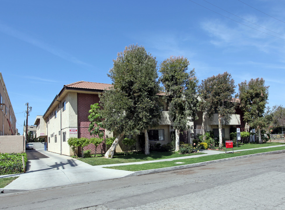 6919 Remmet Ave in Canoga Park, CA - Building Photo