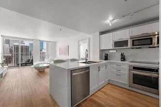 244 Biscayne Blvd, Unit Residence 2407 in Miami, FL - Building Photo - Building Photo
