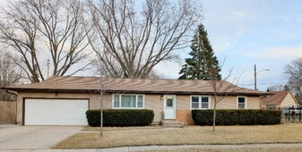 1993 Meadow Dr in Beloit, WI - Building Photo