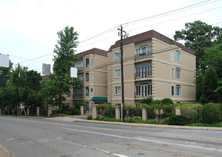 Evian on Peachtree in Atlanta, GA - Foto de edificio - Building Photo