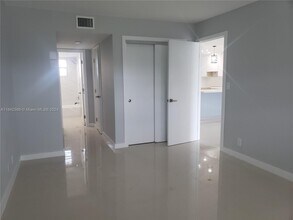4700 Washington St, Unit 404 in Hollywood, FL - Foto de edificio - Building Photo
