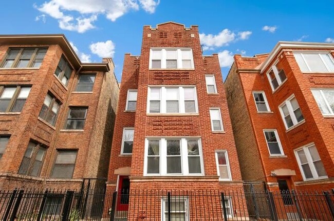 2044 W Birchwood Ave, Unit 3 in Chicago, IL - Foto de edificio - Building Photo