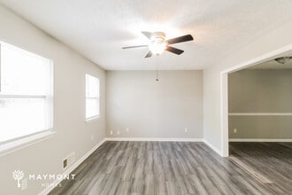 9046 Southcrest Ct in Jonesboro, GA - Foto de edificio - Building Photo